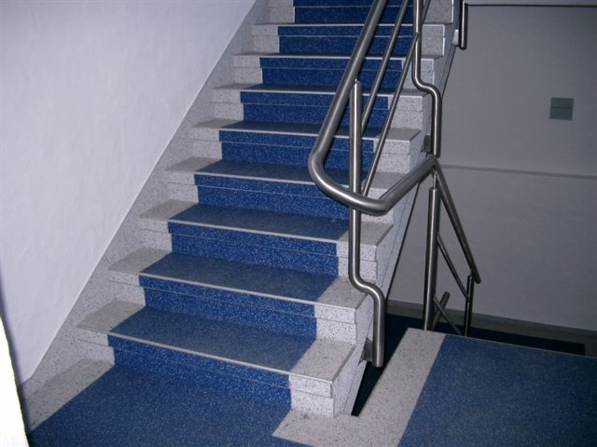 Staircase with quartz gravel 25 gentian blue and 201 light gray